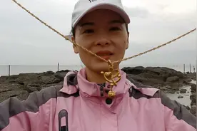 小妹赶海捡到一条项链，通体金黄还很沉，带回去好好研究视频封面