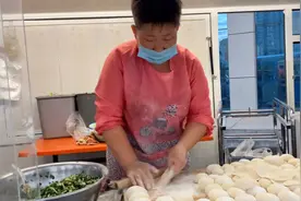 陕北大姐街头卖早点，半夜两点就起来工作，一天最多赚100元