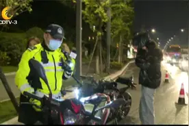 铁骑出更：男子无证驾驶摩托上路 准驾不符被抓现行视频封面