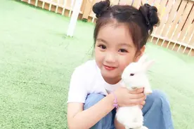 阿拉蕾穿白T搭牛仔裤，扎双丸子头俏皮可爱