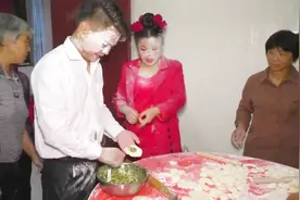 刚进婆家第一天，新娘就下厨包饺子，谁弄的新娘都发飙了视频封面