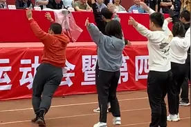 高校运动会开幕表演，男生舞姿妖娆跳出C位感，活力满满逗笑全场视频封面