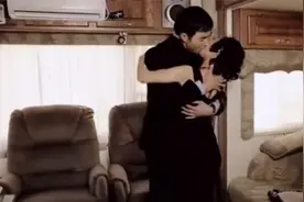 kynobp_红箭：美女换上一身粉色睡衣，举手投足尽显风情，师长沦