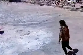 地震来临瞬间，母亲一把抱起三个孩子往屋外跑，监控一幕网友泪崩视频封面