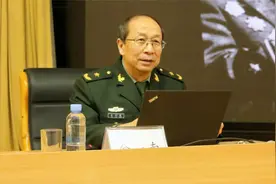 金一南：甲午海战，北洋水师铁甲舰7千多吨，超过052D型驱逐舰！视频封面