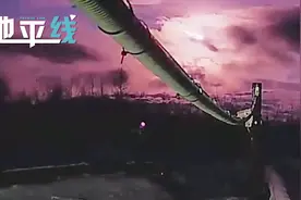 罕见！ 流星划破俄罗斯夜空 分成两半后砸穿1米厚冰层坠河 视频封面