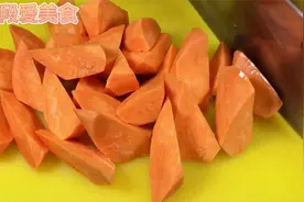 今天用红薯和鸡大腿分享一道美食，特别好吃下饭，学起来