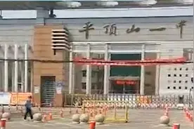 高考仅剩10分钟,一女生突然失控撕毁2学生答题卡,通报：依规处理!视频封面