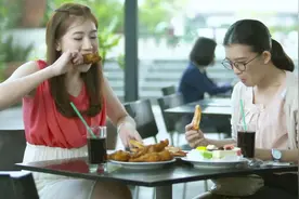 未来世界以胖为美，女孩们疯狂增重，甚至直接喝油，影视视频封面