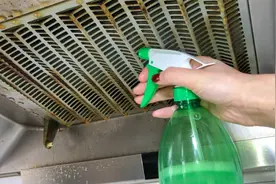 才知道，清洗油烟机很简单，不用拆卸下来，顽固油垢污渍全干净视频封面