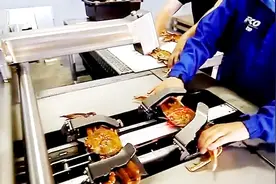 螃蟹是如何加工的，看完加工过程你还敢吃吗！视频封面