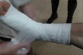 老年人为啥摔一跤就骨折？建议：50岁后多吃3种肉或能养好骨骼视频封面
