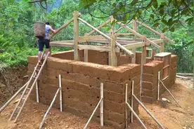 小伙野外手工建造一间土坯屋子，这技术到原始社会，不会被饿死了