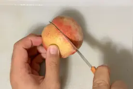 只需2刀，教你快速去桃核，吃了那么多年，现在知道也不晚