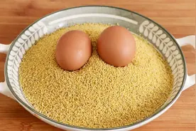 小米别总煮粥了，加2个鸡蛋，上锅蒸一蒸，松软香甜，营养又好吃视频封面