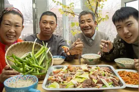 45买一块猪头肉，会成用冬储大葱爆炒，配上绿豆粥，一家吃挺香