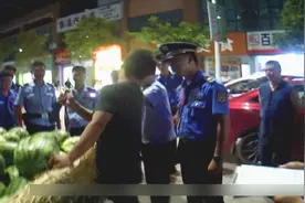 江西一西瓜商贩占道经营与城管发生冲突：把电子秤还给我视频封面