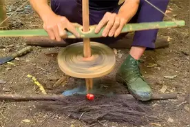 野外生存技能，如何简单钻木取火，快速有效生火！视频封面