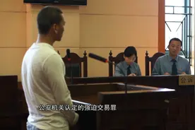 法治：夜市摊突然被掀翻，只因不给保护费，法治社会谁还敢这么横视频封面