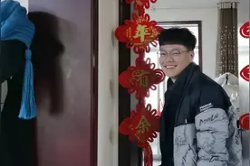 95后女孩在外地过年一个人太孤单了，多亏保安小哥进门送对联视频封面