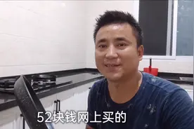 阿伟在网上买了一个平底锅，老板说不粘锅，试用一下看看怎么样？视频封面