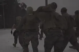 实拍美陆战队冬季体能训练，士兵扛着大木头在冰天雪地中狂奔视频封面