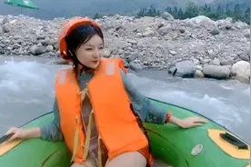 那些挺突然的尴尬瞬间：水上滑梯也太快了，小姐姐站起来后尴尬了视频封面