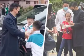 毫无架子！60岁刘德华主动跟群众打招呼，给小孩签名还合照好亲民视频封面