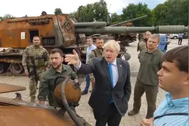 约翰逊再与泽连斯基漫步基辅街头 参观市中心陈列的俄军被毁装备视频封面