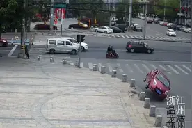 实习女司机为捡手机车子“飞”上路墩：不好意思打给老公，怕挨骂