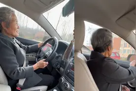 真·老司机！70岁老妈开车接喝酒女儿回家，熟练操控姿势潇洒视频封面