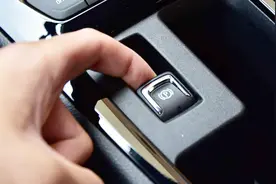 开车忘记松手刹，对车子有什么伤害？看了就清楚，以后别搞错了视频封面