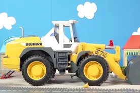 大型建筑工程车出动清理城市道路沙土，宝宝学习各种颜色益智启蒙