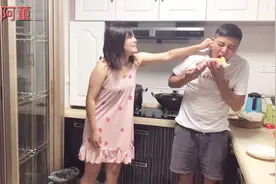 小伙大半夜偷吃东西，还被媳妇逮到了，看来小伙的耳朵又痒痒了视频封面