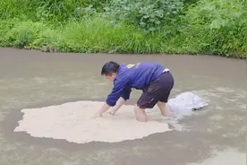小野扛一袋米糠上山，直接这样倒进稻田里，全部留给鱼儿吃视频封面