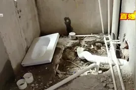 一楼住户装修侵占消防通道，施工负责人：谁先装修谁先占！视频封面