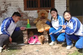 小伙伴们一起给小狗搭建房子，你家小狗叫什么名字呢？说说看吧！