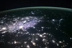俄罗斯宇航员从国际空间站，拍摄中国农历新年烟花，网友直呼震撼视频封面
