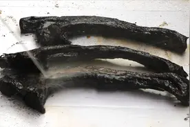 小伙用高压水枪清洗珍藏的老腊肉，黑色赃物脱离的瞬间看着真舒服