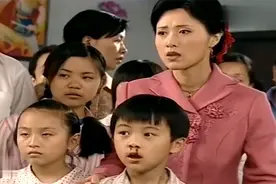 再嫁：父亲去世亲妈再嫁，儿女被人嘲讽“拖油瓶”，太心酸视频封面