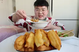 老猫做胡辣汤配小油条，碳水带来的快乐，热热乎乎真带劲