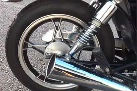 豪爵铃木125小太子，造型复古，油耗仅1.9L，听听声浪如何？视频封面