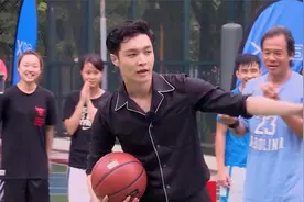 极挑：张艺兴和女孩单挑篮球，出于礼貌和绅士，没发挥真正的实力视频封面