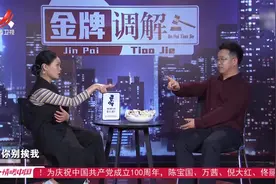丈夫出差回家，妻子开心得想拥抱他一下，丈夫的反应却令她崩溃视频封面