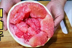 剥柚子原来有诀窍，简单切一切，柚子肉和皮轻松分离，太完美了！