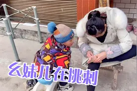 幺妹儿为了逮鱼，脚底扎了根刺进去，郭皓轩看到好心疼她！