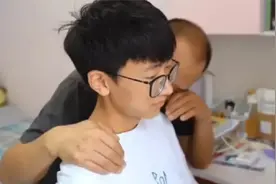 云南一父亲陪高考儿子查分，看到成绩父亲激动坏了，忍不住抹眼泪视频封面