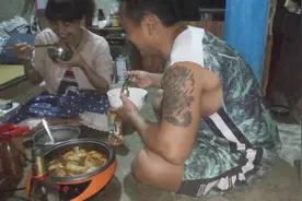 越南老婆跟了我10年，在这绿皮房里就住了5年简陋寒酸却很温馨视频封面