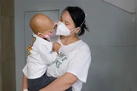 女儿腹痛，说肚子里有虫咬她，妈妈带她去检查谁知是一条不归路视频封面