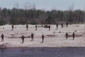 爆破：敢死队跳伞潜入敌国，刚着陆就遭敌袭击，血战丛林大逃亡！视频封面